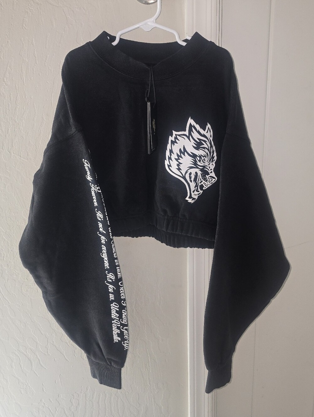 NWT Darc Sport Black Heart Vintage Gwen Cropped Crewneck Sweatshirt Size: Small - Picture 2 of 5